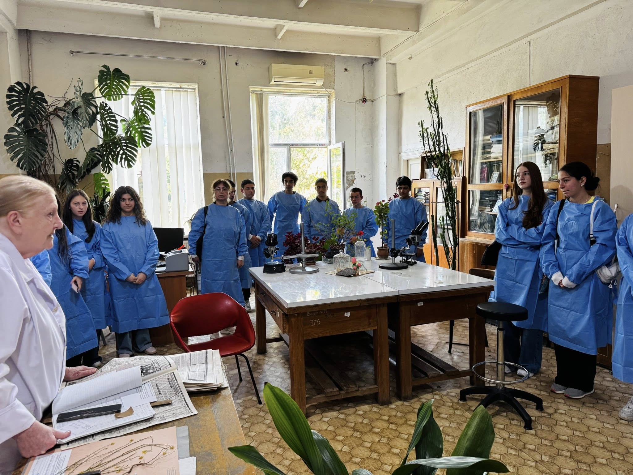 თსსუ-ის იოველ ქუთათელაძის ფარმაკოქიმიის ინსტიტუტმა თბილისის N8 საჯარო სკოლის VIII და IX კლასის მოსწავლეებს უმასპინძლა