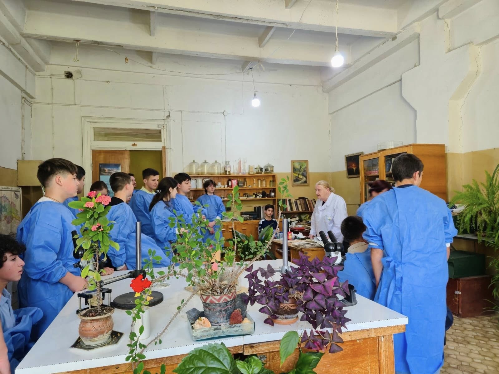 თსსუ-ის იოველ ქუთათელაძის ფარმაკოქიმიის ინსტიტუტმა თბილისის N8 საჯარო სკოლის VIII და IX კლასის მოსწავლეებს უმასპინძლა