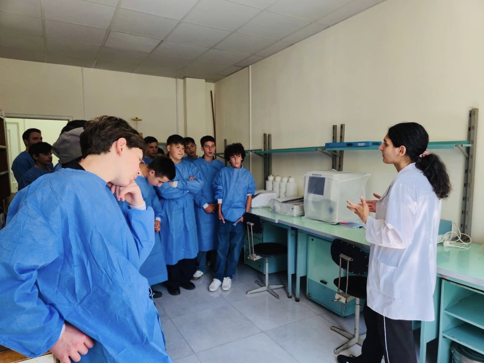 თსსუ-ის იოველ ქუთათელაძის ფარმაკოქიმიის ინსტიტუტმა თბილისის N8 საჯარო სკოლის VIII და IX კლასის მოსწავლეებს უმასპინძლა