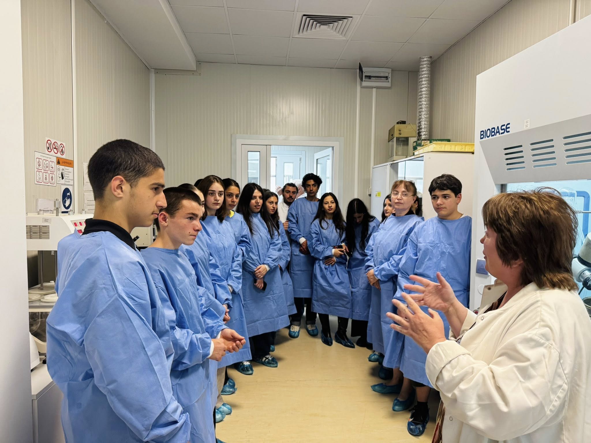 თსსუ-ის იოველ ქუთათელაძის ფარმაკოქიმიის ინსტიტუტმა თბილისის N8 საჯარო სკოლის VIII და IX კლასის მოსწავლეებს უმასპინძლა